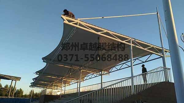 張家口張北高中操場膜結(jié)構(gòu)看臺(tái)收尾中