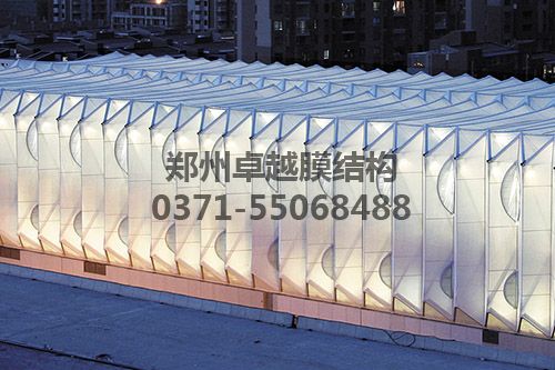 夜間車站透出柔和的燈光讓人感到非常的溫馨、輕松