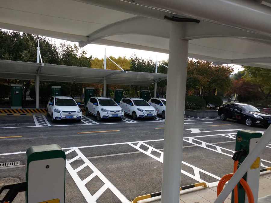 七字型的汽車停車棚，也是汽車蓬里，使用比較多的一款造型