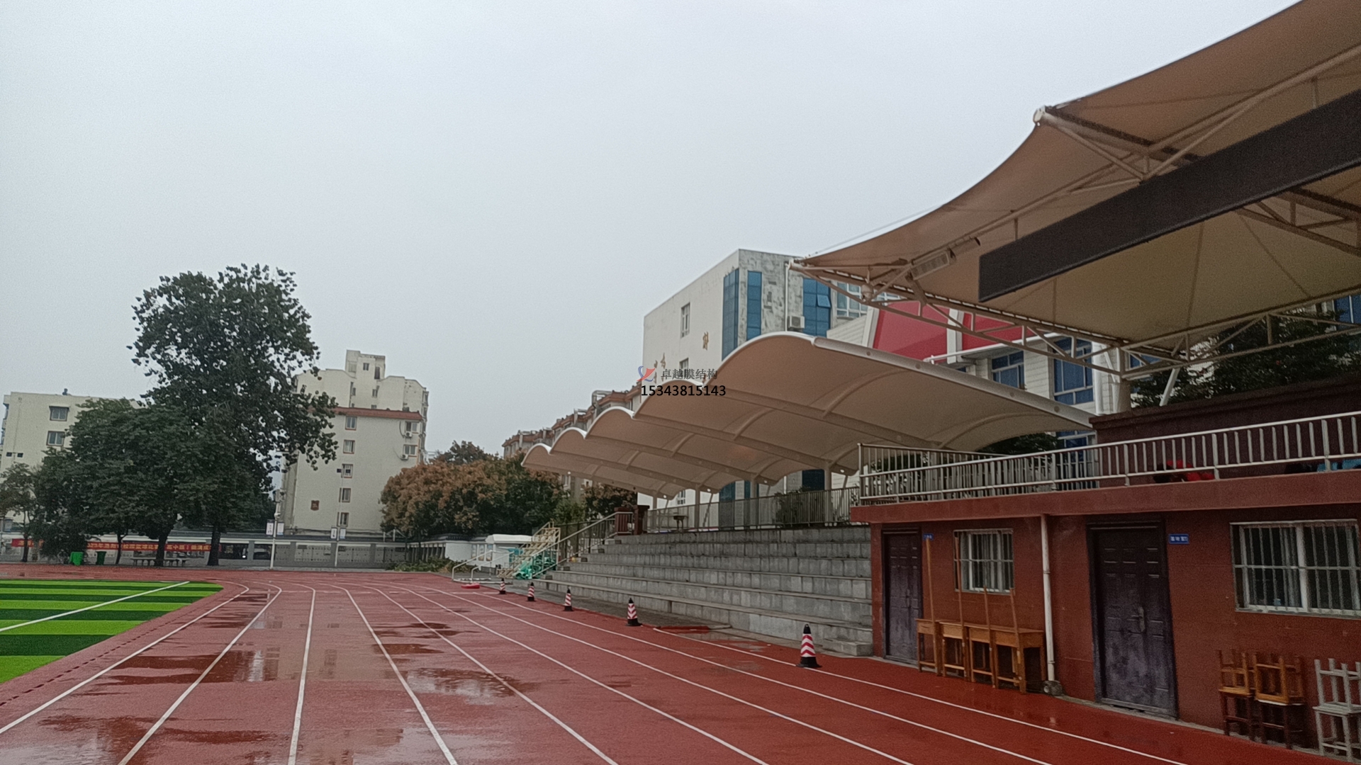 學校田徑場膜結(jié)構(gòu)看臺遮陽棚如何選擇材料？不同材料對其性能有何影響？