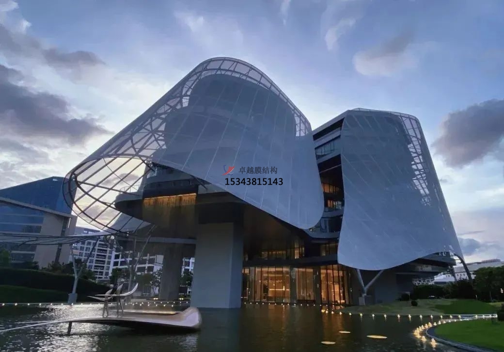 優(yōu)雅而懸浮，PTFE膜結(jié)構(gòu)外立面建筑